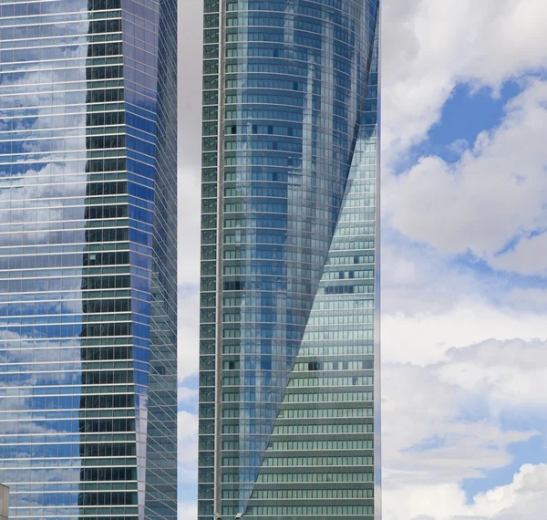 Madrid, Spanien - 22 juli 2014: madrid stad, business-center, moderna skyskrapor — Stockfoto