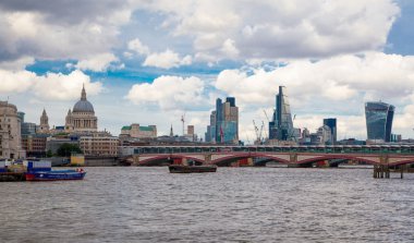 London, İngiltere - Ağustos 9, 2014: Londra'da thames Nehri, ofis binaları ve St paul Katedrali manzarası