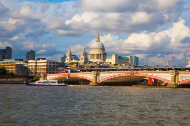 London, İngiltere - Ağustos 9, 2014: Londra'da thames Nehri, ofis binaları ve St paul Katedrali manzarası
