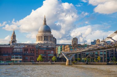 London, İngiltere - Ağustos 9, 2014: Thames Nehri'nin güney yakasına yürüyüş. St paul Katedrali. Köprü ve modern mimarinin görüntüleme