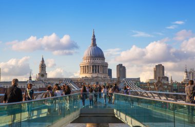 London, İngiltere - Ağustos 9, 2014: Thames Nehri'nin güney yakasına yürüyüş. St paul Katedrali. Köprü ve modern mimarinin görüntüleme