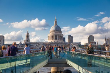 London, İngiltere - Ağustos 9, 2014: Thames Nehri'nin güney yakasına yürüyüş. St paul Katedrali. Köprü ve modern mimarinin görüntüleme