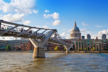 London, İngiltere - Ağustos 9, 2014: Londra'da thames Nehri, ofis binaları ve St paul Katedrali manzarası