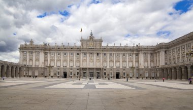 Madrid, İspanya - 28 Nisan 2014: royal palace of madrid madrid şehir adlı İspanyol Kraliyet ailesinin resmi konutu olduğunu