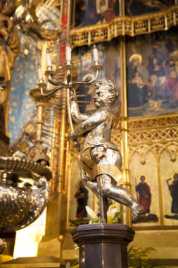 Madrid, İspanya - 28 Nisan 2014: altın sunağı, santa maria la real de la almudena Katedrali, madrid, İspanya.