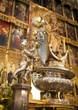 Madrid, İspanya - 28 Nisan 2014: altın sunağı, santa maria la real de la almudena Katedrali, madrid, İspanya.