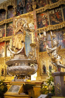 Madrid, İspanya - 28 Nisan 2014: altın sunağı, santa maria la real de la almudena Katedrali, madrid, İspanya.