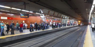 Madrid, İspanya - 28 Nisan 2014: madrid Metro İstasyonu'na, bir platform üzerinde gelen tren
