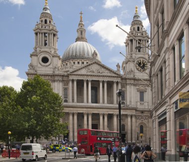 London, İngiltere - ö. 6 Temmuz 2014: london St paul Katedrali Ofis çalışanları ve toplu taşıma araçları ile yanındaki sokak