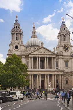 London, İngiltere - ö. 6 Temmuz 2014: london St paul Katedrali Ofis çalışanları ve toplu taşıma araçları ile yanındaki sokak