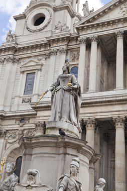 London, İngiltere - ö. 6 Temmuz 2014: st. paul's cathedral yanında Kraliçe victoria Anıtı