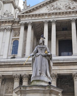 London, İngiltere - ö. 6 Temmuz 2014: st. paul's cathedral yanında Kraliçe victoria Anıtı