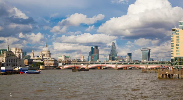 LONDRA, Regno Unito - 9 AGOSTO 2014: veduta di Londra dal fiume Tamigi, edifici per uffici e cattedrale di St. Paul — Foto Stock