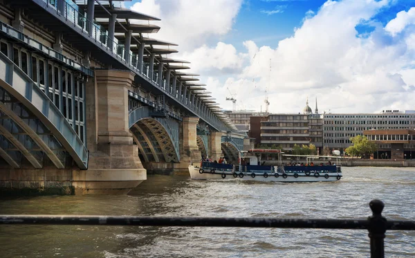 London, Wielka Brytania - sierpień 9, 2014: widok na Londyn od rzeki Tamizy, budynki biurowe i katedry św. — Zdjęcie stockowe