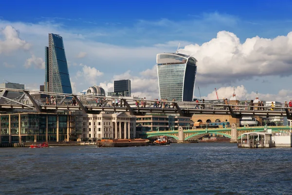 London, İngiltere - Ağustos 9, 2014: Londra'da thames Nehri, ofis binaları ve St paul Katedrali manzarası — Stok fotoğraf