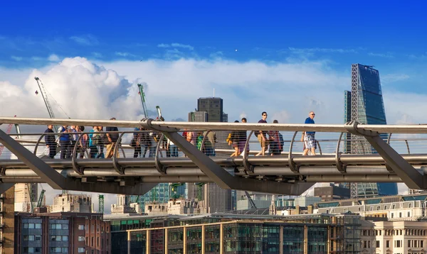 LONDRES, Reino Unido - 9 de agosto de 2014: vista de Londres do rio Tâmisa, edifícios de escritórios e catedral de São Paulo — Fotografia de Stock