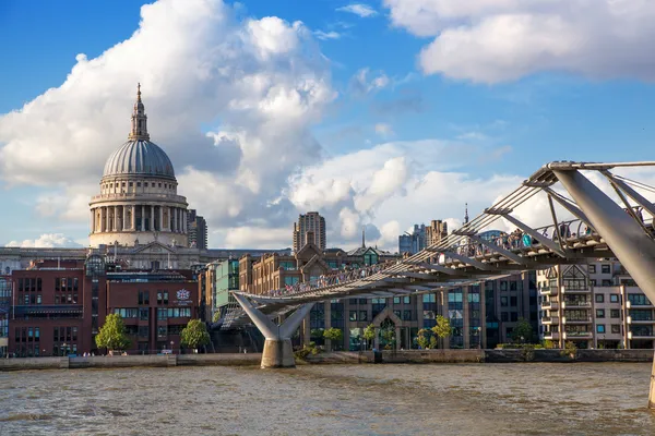 LONDON, UK - AUGUST 9, 2014: South bank walk of the river Thames. St. Paul's cathedral. View on bridge and modern architecture — Stock Photo, Image