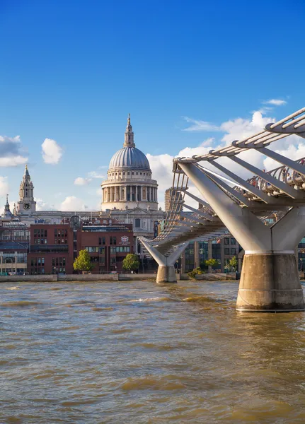 LONDRES, Reino Unido - 9 de agosto de 2014: Margem sul a pé do rio Tâmisa. A catedral de São Paulo. Vista sobre ponte e arquitetura moderna — Fotografia de Stock