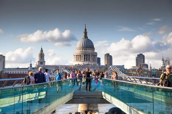 London, Verenigd Koninkrijk - augustus 9, 2014: wandeling van de zuidoever van de rivier de Theems. st paul's cathedral. uitzicht op de brug en moderne architectuur — Stockfoto