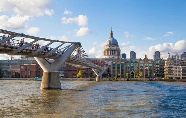 LONDRES, Reino Unido - 9 de agosto de 2014: Caminata por la orilla sur del río Támesis. La catedral de San Pablo. Vista sobre puente y arquitectura moderna —  Fotos de Stock