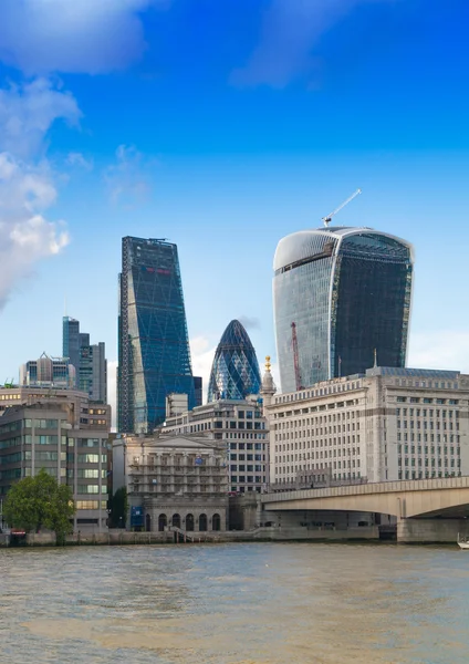 London, İngiltere - Ağustos 9, 2014: Londra'da thames Nehri, ofis binaları ve St paul Katedrali manzarası — Stok fotoğraf