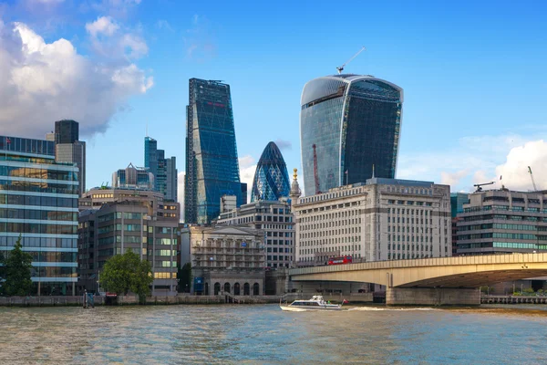 LONDRES, Reino Unido - 9 de agosto de 2014: vista de Londres do rio Tâmisa, edifícios de escritórios e catedral de São Paulo — Fotografia de Stock