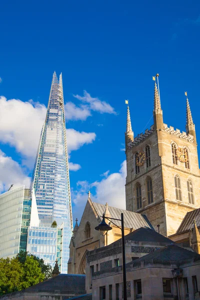 London, Großbritannien - 30. Juni 2014: Glasscherben an der Themse, Büro- und Wohngebäude in der Stadt London, einem der führenden Zentren des globalen Finanzwesens. — Stockfoto