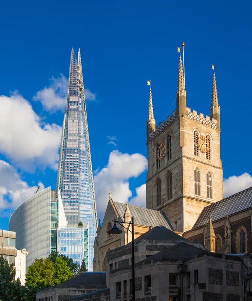 London, İngiltere - 30 Haziran 2014: thames Nehri, ofis ve Konut Binası şehir Londra'nın önde gelen merkezlerinden biri olan küresel finans cam parçası. — Stok fotoğraf