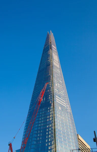 London, Großbritannien - 30. Juni 2014: Glasscherben an der Themse, Büro- und Wohngebäude in der Stadt London, einem der führenden Zentren des globalen Finanzwesens. — Stockfoto