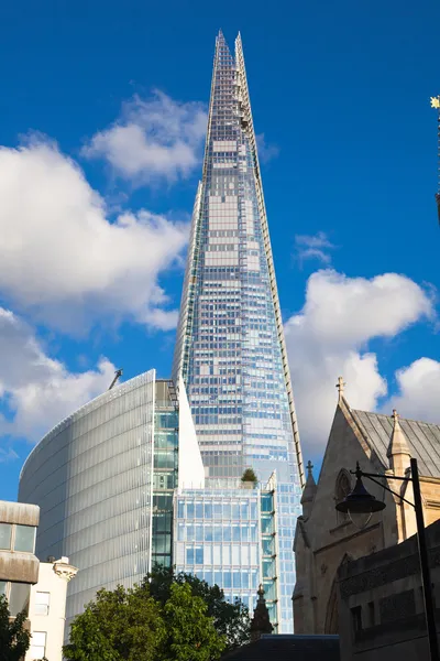 LONDRES, Reino Unido - JUNHO 30, 2014: fragmento de vidro no rio Tâmisa, escritório e edifício residencial na cidade de Londres um dos principais centros de finanças globais . — Fotografia de Stock