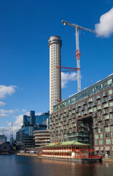 LONDRES, Reino Unido - 17 de julio de 2014: Construcción con grúas en Canary Wharf aria — Foto de Stock