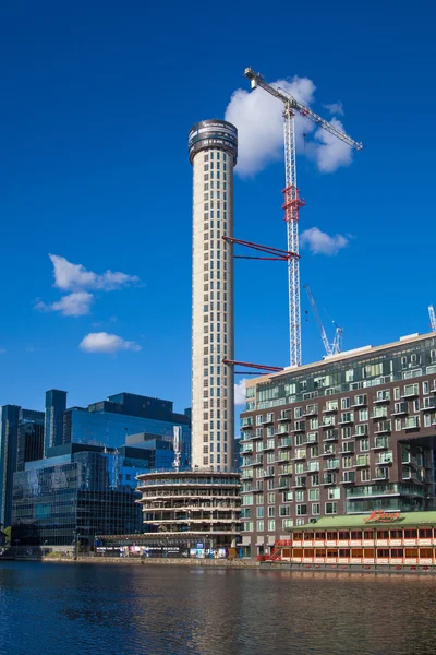 London, Storbritannien - july17, 2014: bygga webbplatsen med tranor i canary wharf aria — Stockfoto