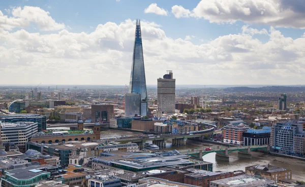 LONDRES, Reino Unido - 9 de agosto de 2014 vista de Londres. Cidade de Londres um dos principais centros de finanças globais. Shard of glass, Tower 42, lloyed 's, Gherkin — Fotografia de Stock