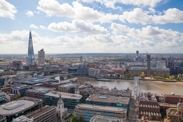 लंदन, ब्रिटेन अगस्त 9, 2014 लंदन दृश्य। लंदन का शहर वैश्विक वित्त के प्रमुख केंद्रों में से एक है। ग्लास का शार्ड, टॉवर 42, लॉयड्स, गेरकिन — स्टॉक फ़ोटो, इमेज