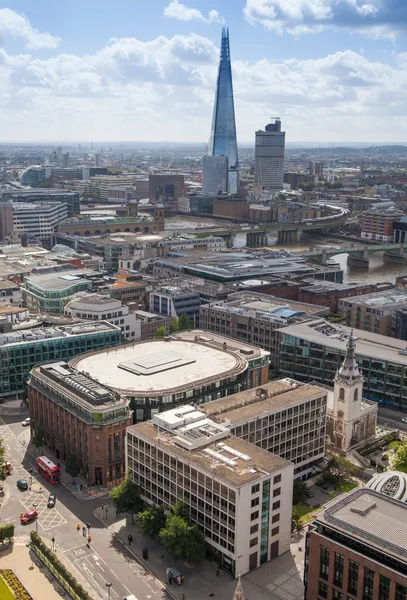 लंडन, यूके ऑगस्ट 9, 2014 लंडन दृश्य लंडन शहर जागतिक वित्त क्षेत्रातील अग्रगण्य केंद्र आहे. काचेच्या शार्ड, टॉवर ,2, फेलिडचे, घेरकिन — स्टॉक फोटो, इमेज