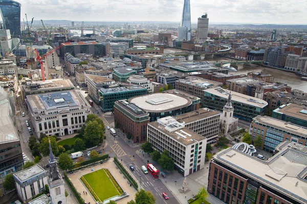 London, Verenigd Koninkrijk - augustus 9, 2014 Londen weergave. stad van Londen een van de toonaangevende centra van globale financiën. scherf van glas, toren 42, lloyed de augurk — Stockfoto