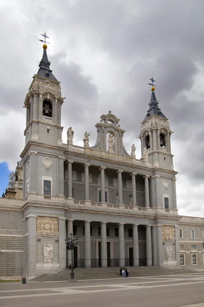 MADRID, ESPANHA - 28 de maio de 2014: Catedral de Santa Maria la Real de La Almudena em Madrid, Espanha . — Fotografia de Stock