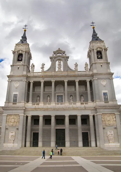 Madrid, Spanje - 28 mei 2014: kathedraal santa maria la real de la almudena in madrid, Spanje. — Stockfoto