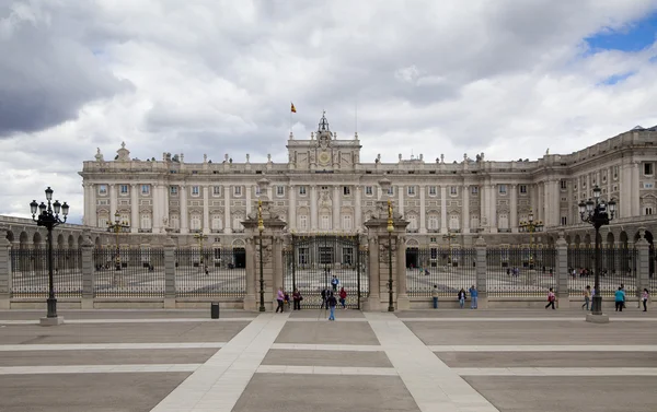 Madrid, Hiszpania - 28 maja 2014: Pałac Królewski w Madrycie jest oficjalną rezydencją rodziny królewskiej hiszpańskiego w Madrycie — Zdjęcie stockowe