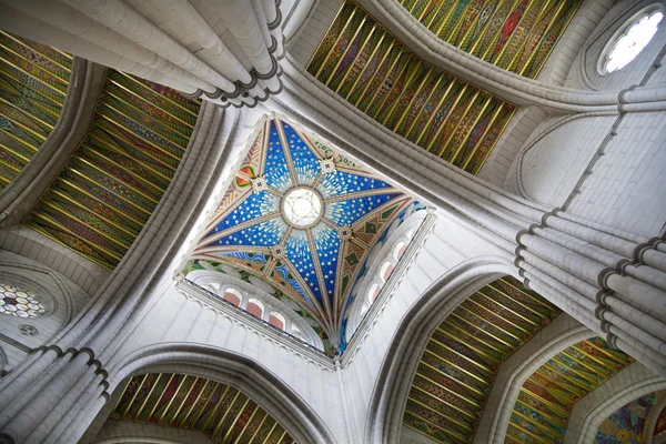 Madrid, Spanje - 28 mei 2014: kathedraal santa maria la real de la almudena in madrid, Spanje. — Stockfoto