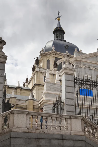 Madrid, spanien - 28. mai 2014: kathedrale santa maria la real de la almudena in madrid, spanien. — Stockfoto