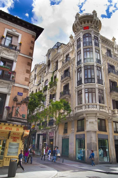 Madrid, Spanien - den 28 maj, 2014: offentliga byggnader i gamla madrid centrum — Stockfoto