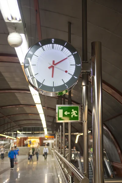 MADRID, SPAIN - MAY 28, 2014: Madrid tube station, train arriving on a platform — Stock Photo, Image