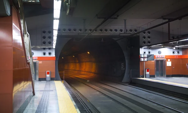 MADRID, ESPANHA - 28 de maio de 2014: Estação de metrô de Madrid, trem que chega em uma plataforma — Fotografia de Stock