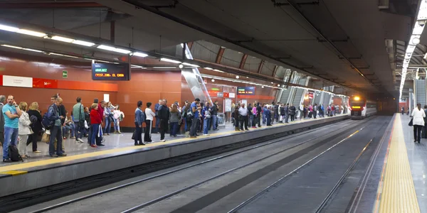 MADRID, SPAIN - 28 Mei 2014: Stasiun Tabung Madrid, kereta tiba di peron — Stok Foto