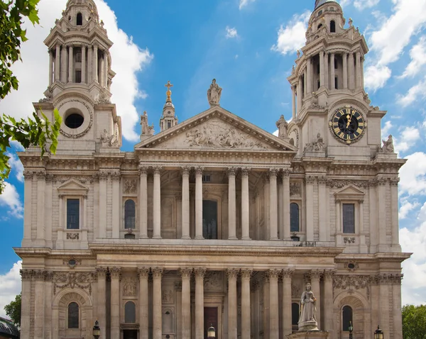 LONDRES, Reino Unido - 6 de julio de 2014: La calle de Londres junto a la catedral de St. Paul con empleados de oficina y transporte público —  Fotos de Stock
