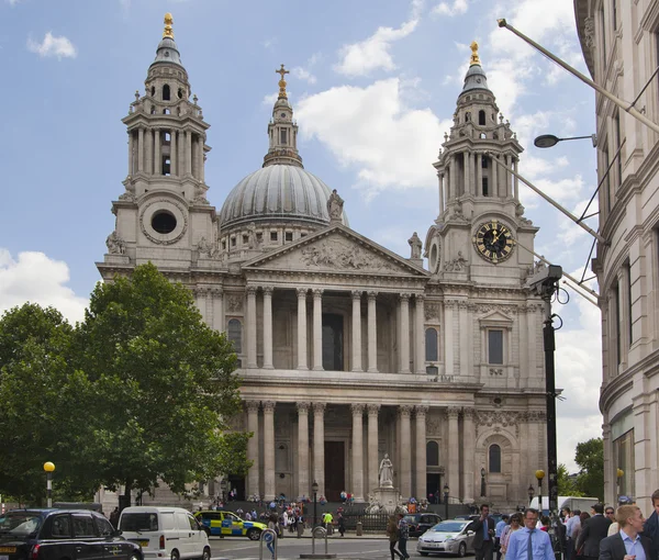 Londen, Groot-Brittannië - 6 juli 2014: Londen de straat naast st. Pauls kathedraal met kantoorpersoneel en openbaar vervoer — Stockfoto