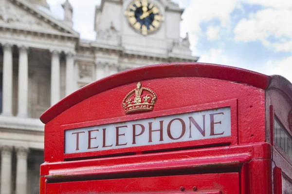 LONDON, UK - JULY 6, 2014: British red iconic phone box next to St. Paul's cathedral — Stock Photo, Image