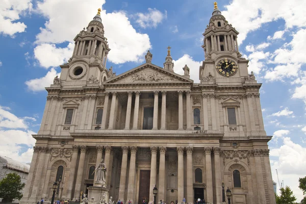 London, uk - 6. Juli 2014: London ist Straße neben der St. Pauls Kathedrale mit Büroangestellte und öffentliche Verkehrsmittel — Stockfoto