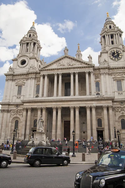 LONDRES, Reino Unido - 6 de julio de 2014: La calle de Londres junto a la catedral de St. Paul con empleados de oficina y transporte público — Foto de Stock